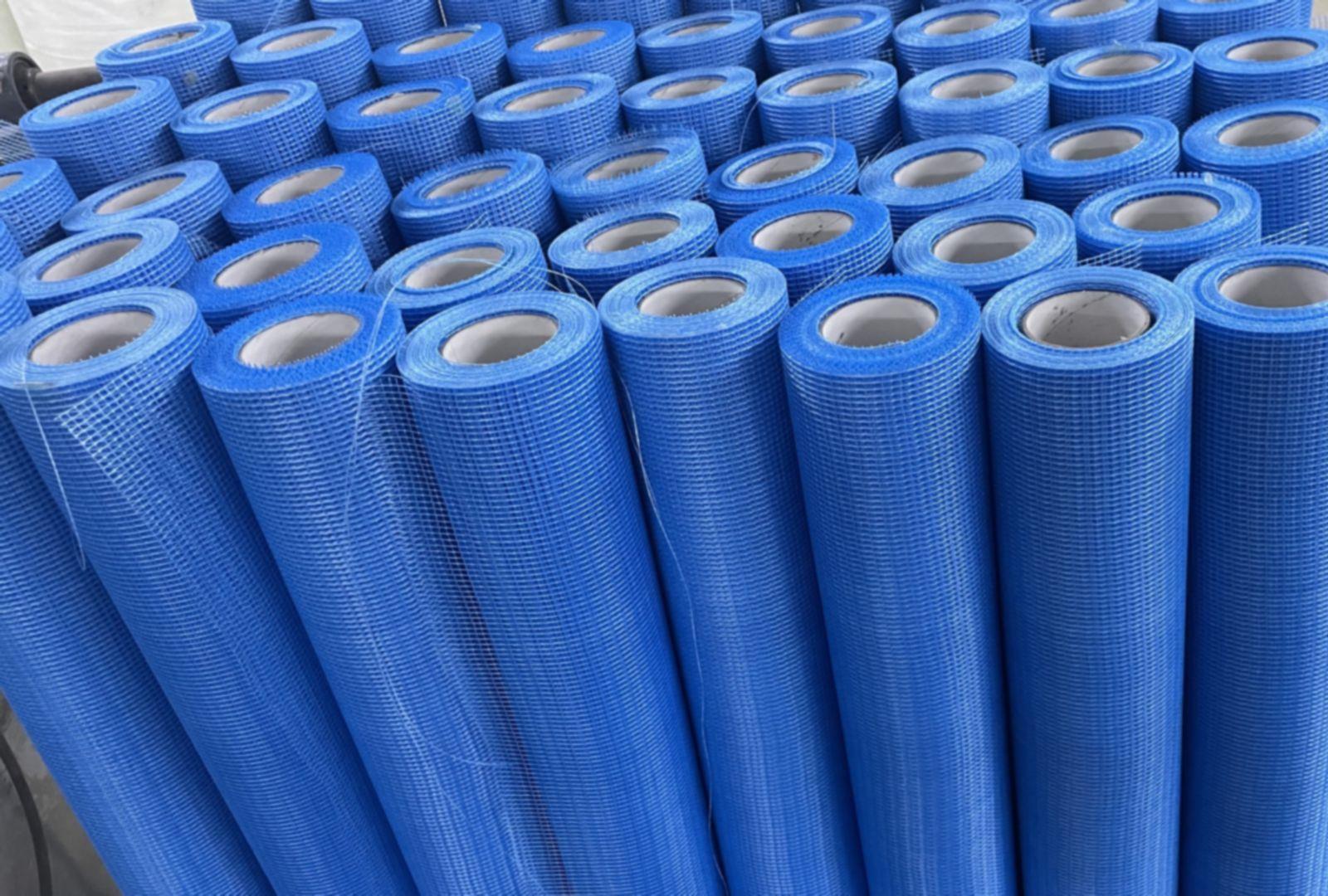グラスファイバーメッシュテープの生産ラインと完成した輸出ロール